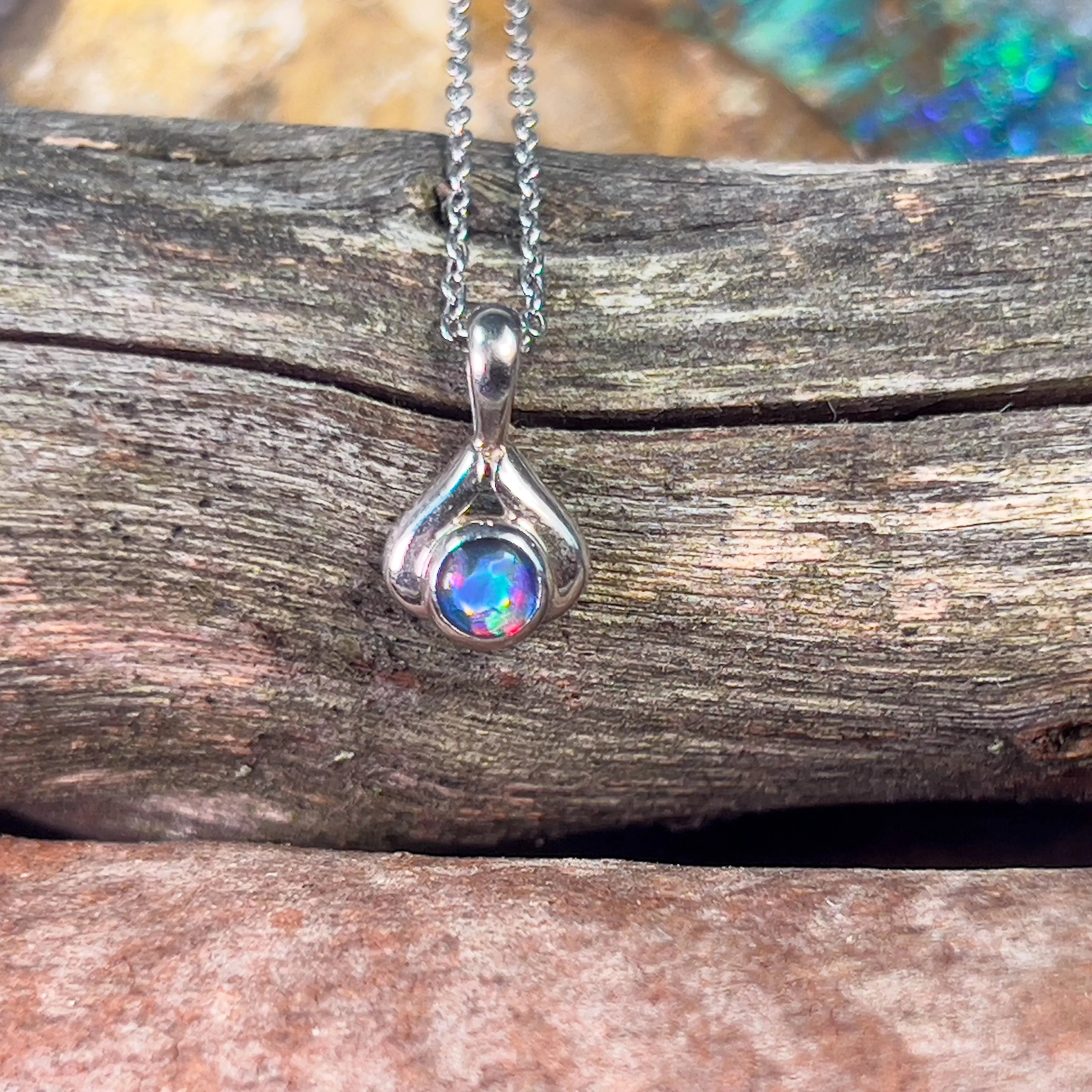 18kt White Gold Opal triplet pendant 3.5mm