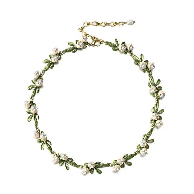 Greatera White Floral Leaf Necklace