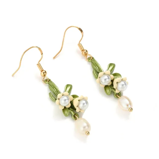 Greatera White Floral Leaf Necklace