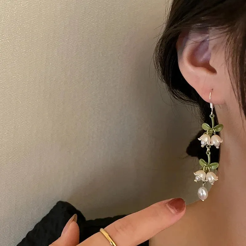 Greatera White Floral Leaf Necklace