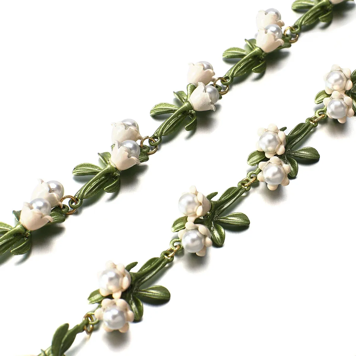 Greatera White Floral Leaf Necklace