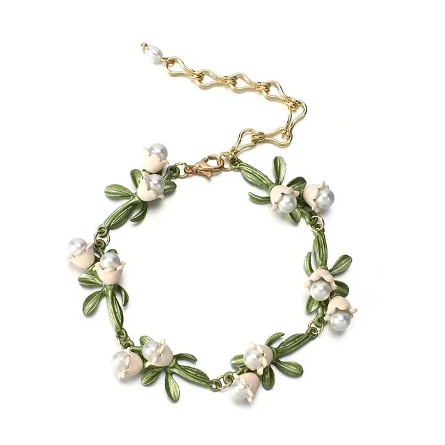 Greatera White Floral Leaf Necklace