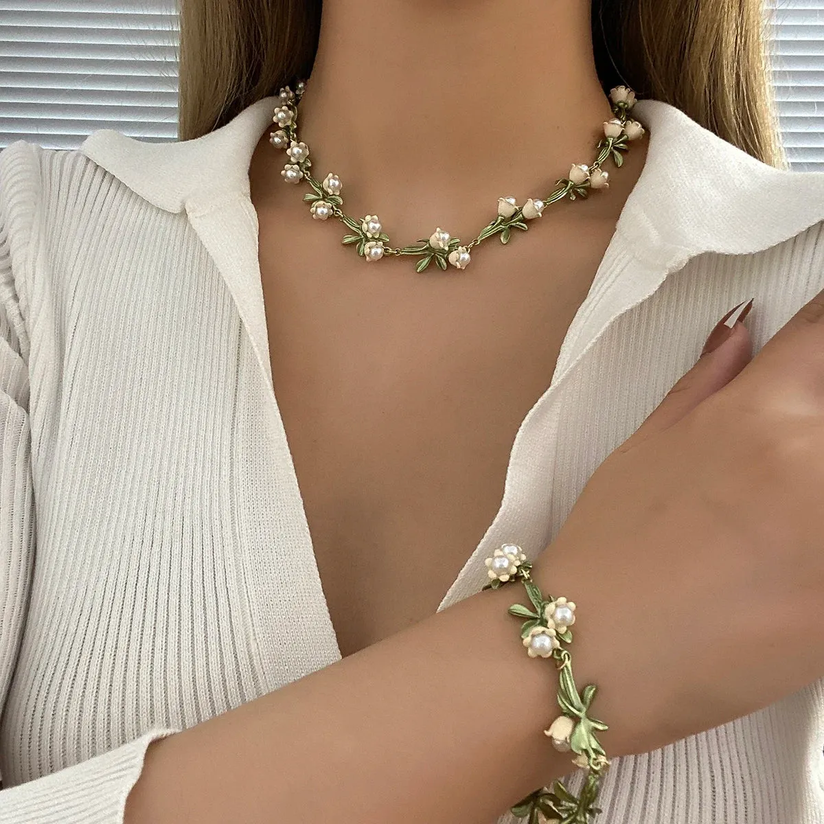 Greatera White Floral Leaf Necklace