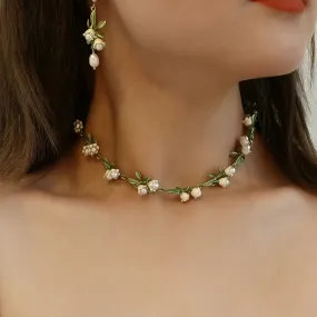 Greatera White Floral Leaf Necklace