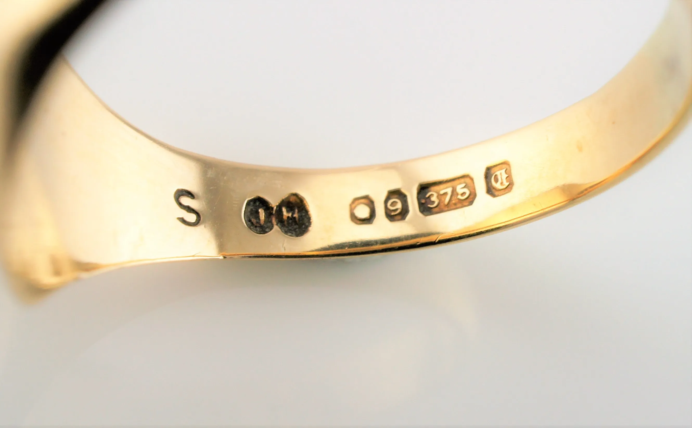 Vintage 9ct Yellow Gold Signet Ring - Size Q